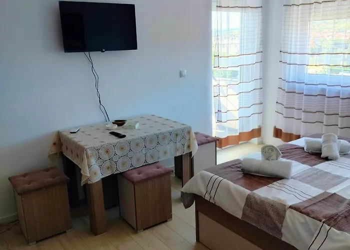 아파트 Dimitrije 15 *